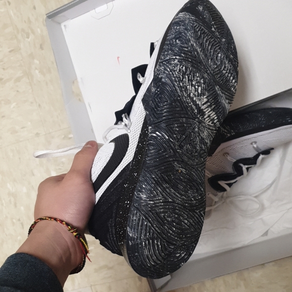 Nike Basketball Kyrie 5 Black/White US11 - Picture 4 of 6